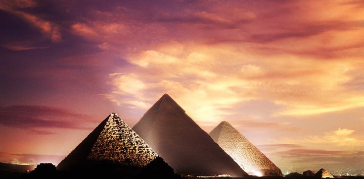 8-pyramid-of-giza-by-sunset